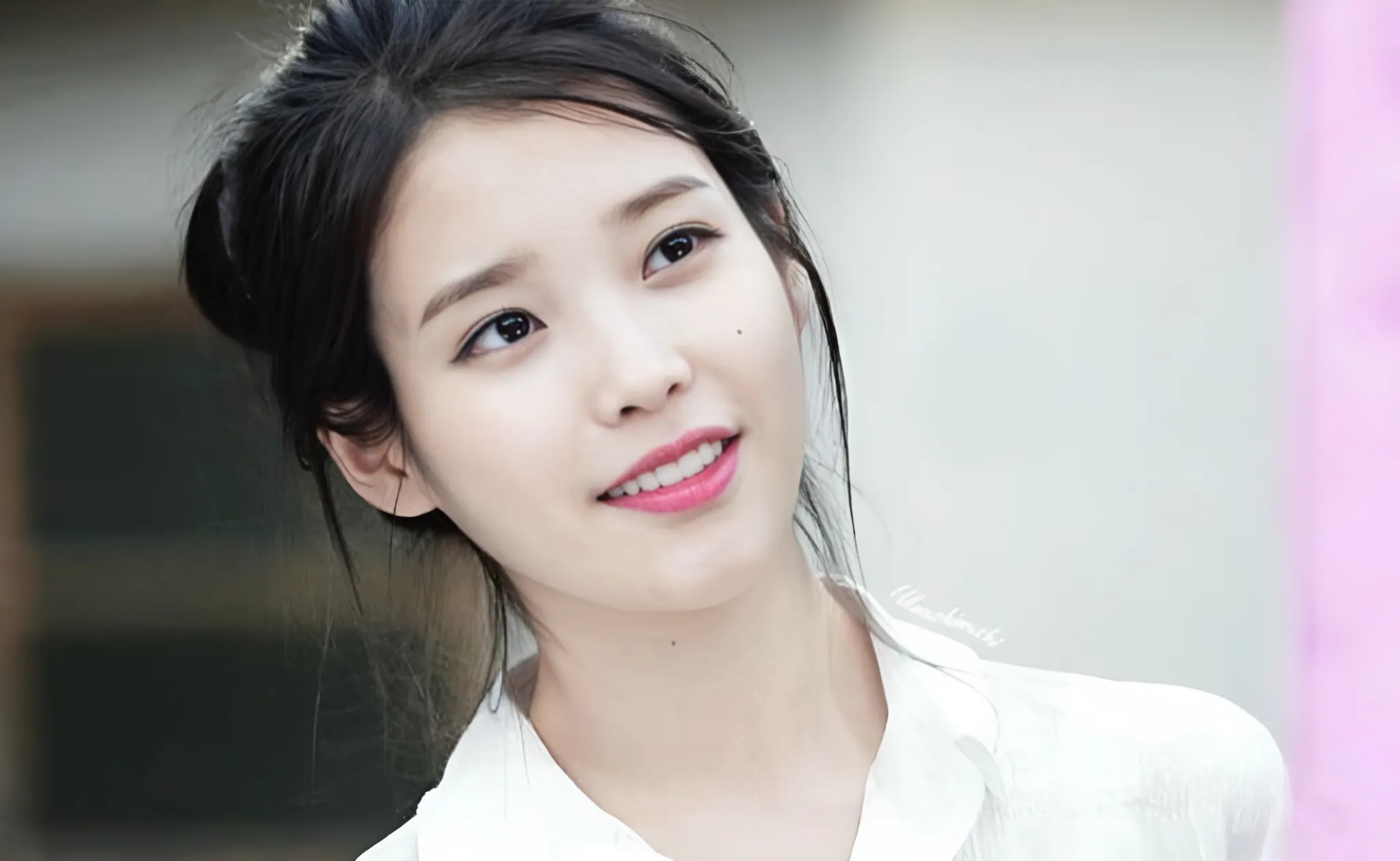 Iu's Graceful Transformation: Elegance and Nobility