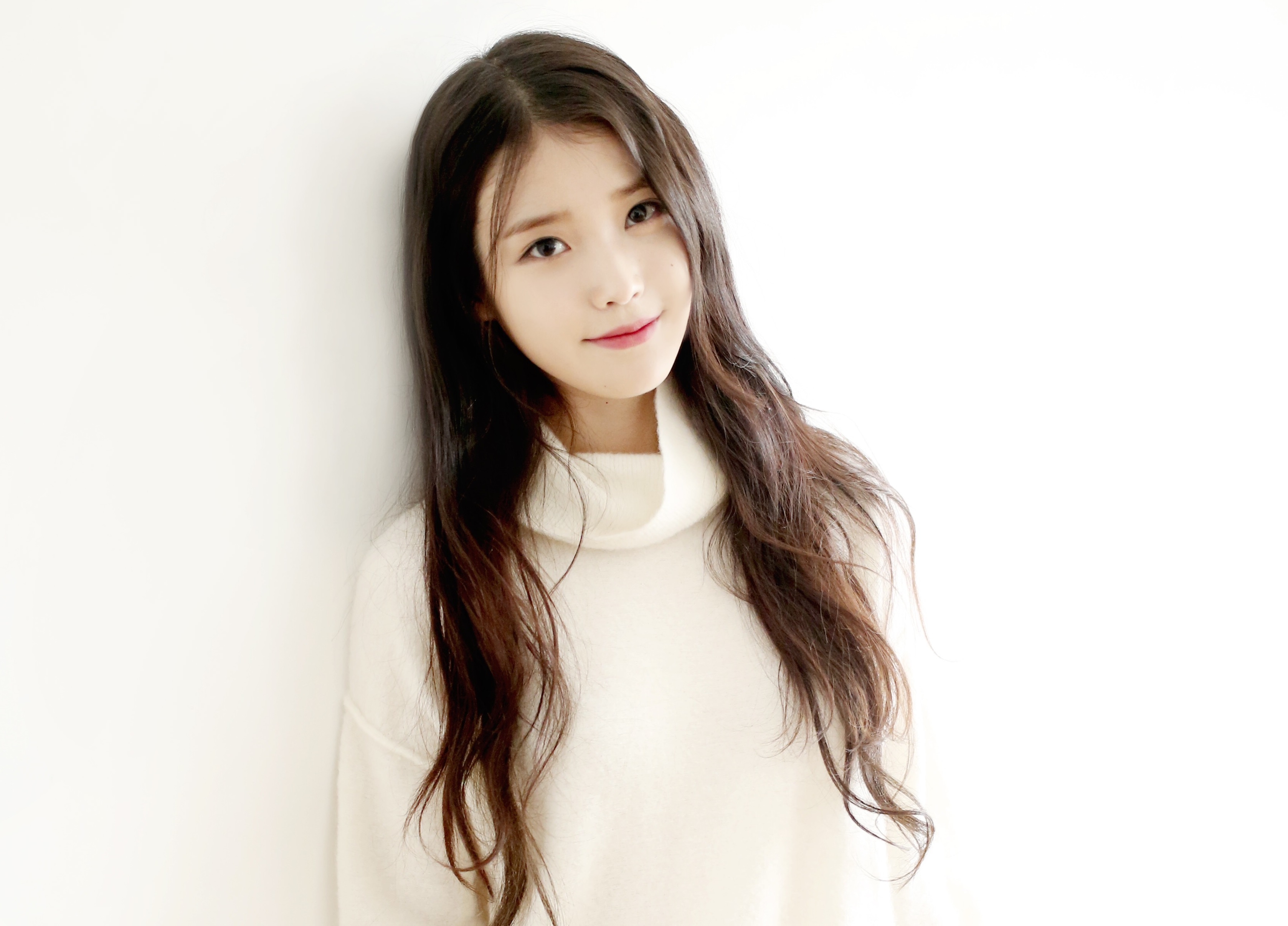 iu 8217 s graceful and refined beauty in high fashion looks 6601369c747fb