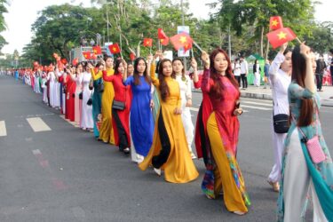 Ao Dai: Vietnamese Traditional Dress & Cultural Icon