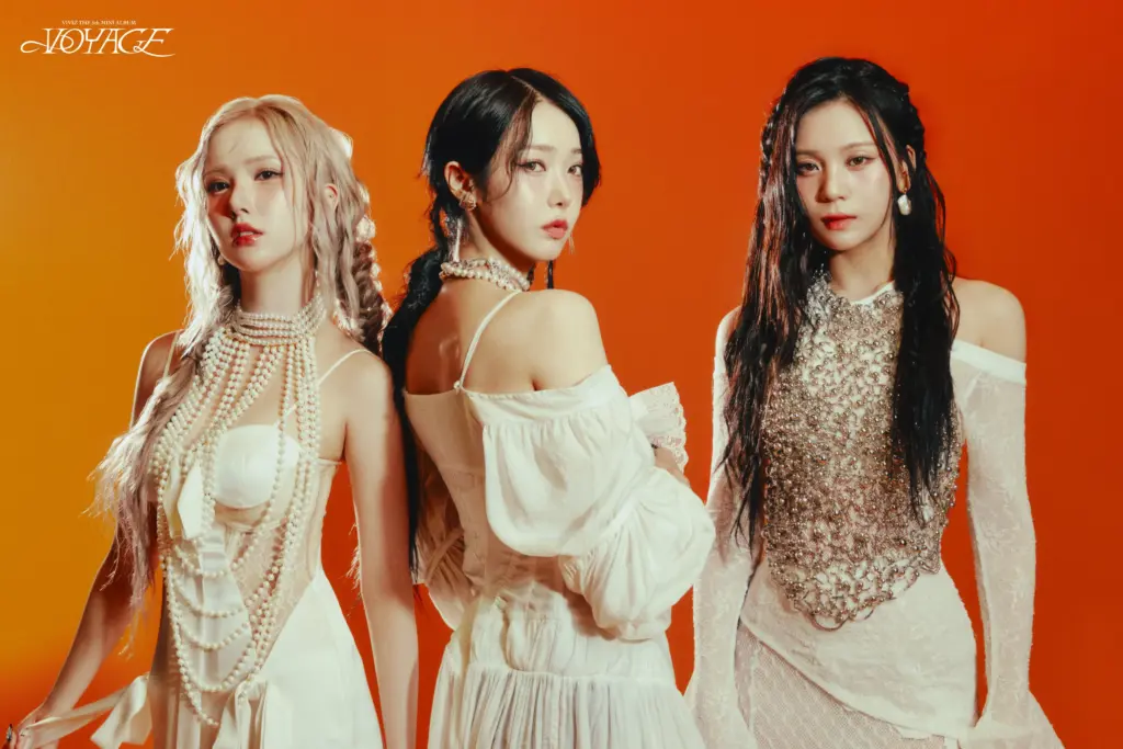 Stylist VIVIZ mini album VOYAGE