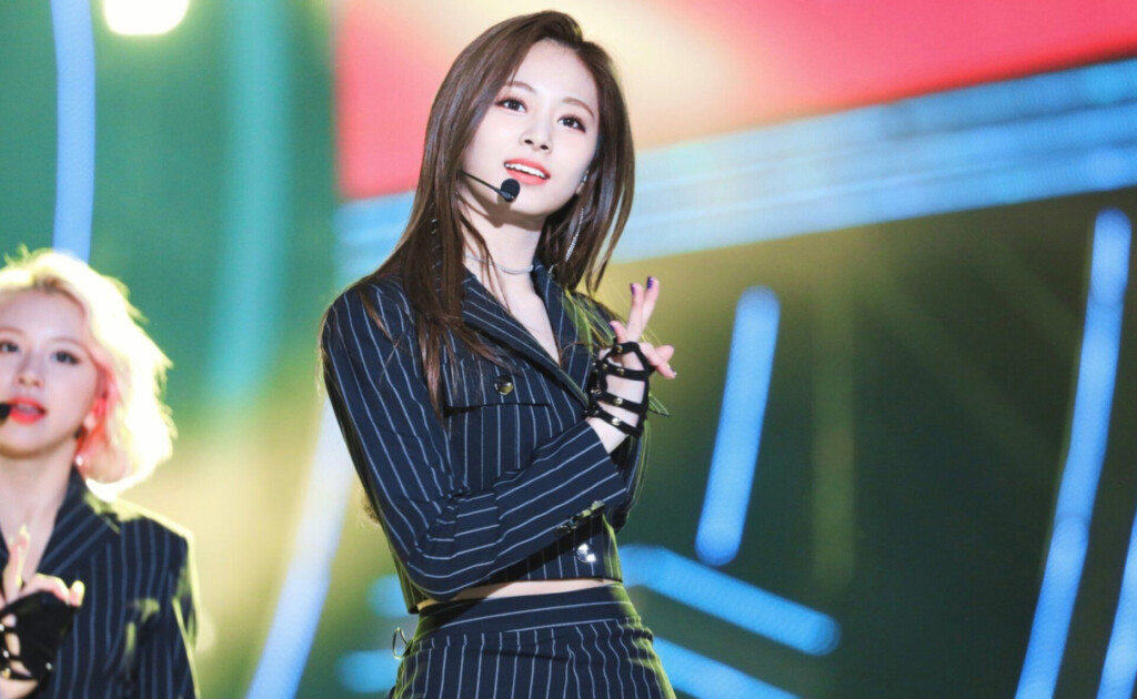 tzuyu k-pop outfit