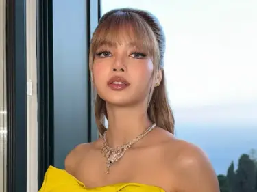 Lisa in sexy outfit