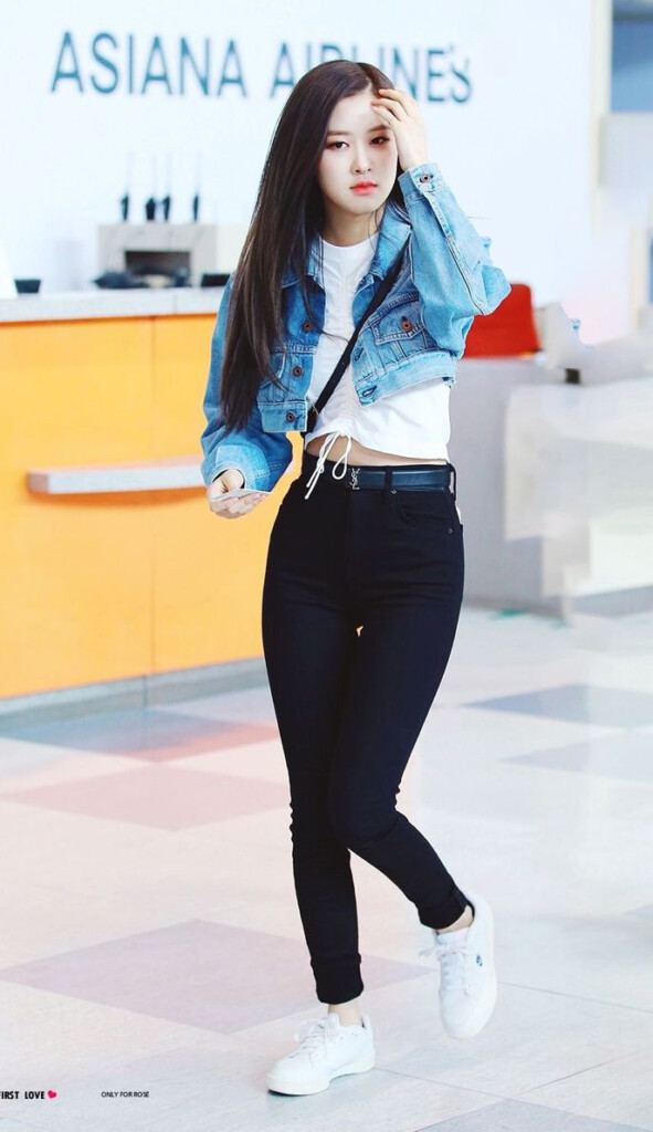 Rosé stage outfits
