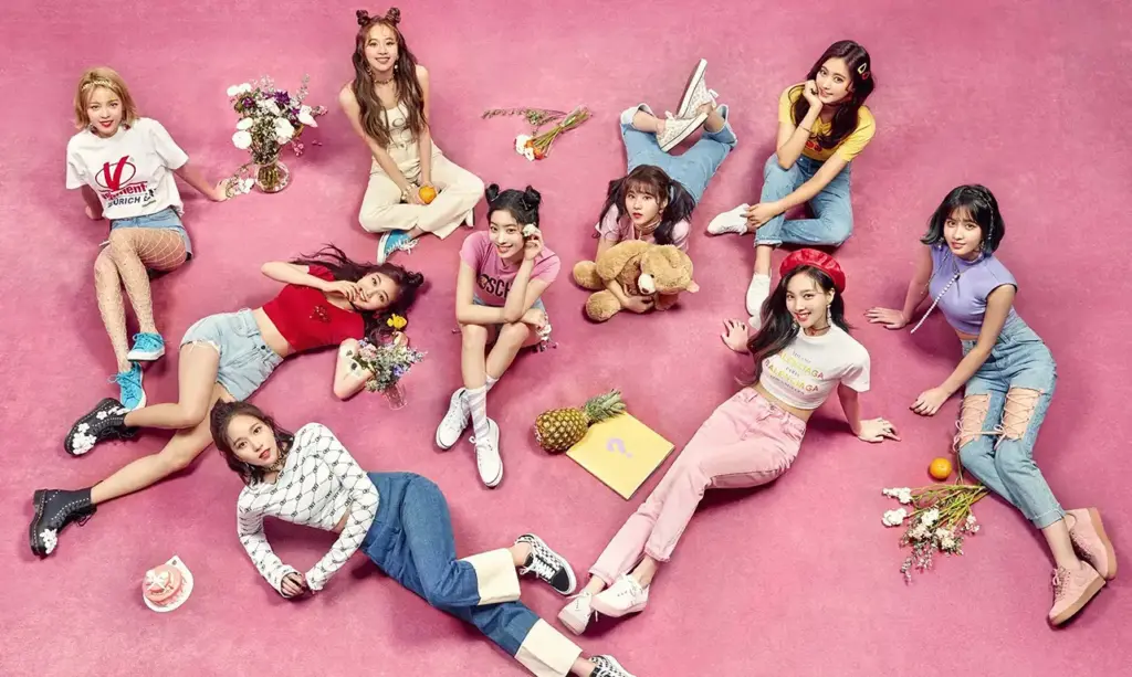 9 members of the group TWICE