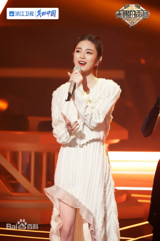 Yao Xiaotang performing on stage