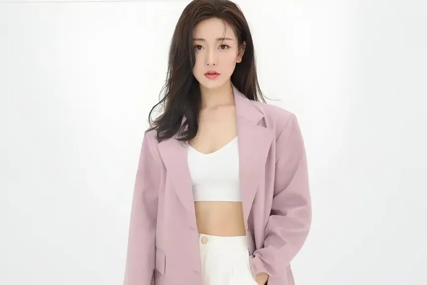 Meng Lu age profile