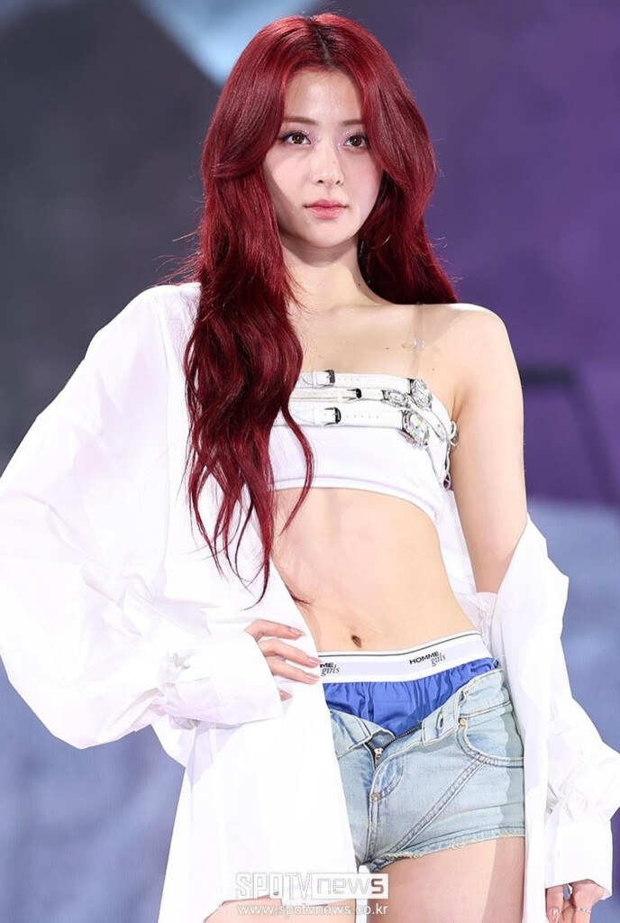 Yunjin (LE SSERAFIM)