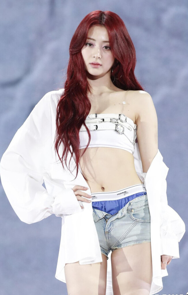 Yunjin (LE SSERAFIM)