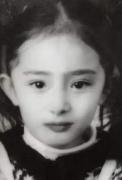 Childhood photo of Yang Mi