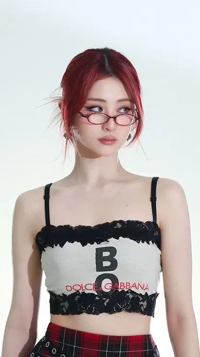 huh yunjin le sserafim 10